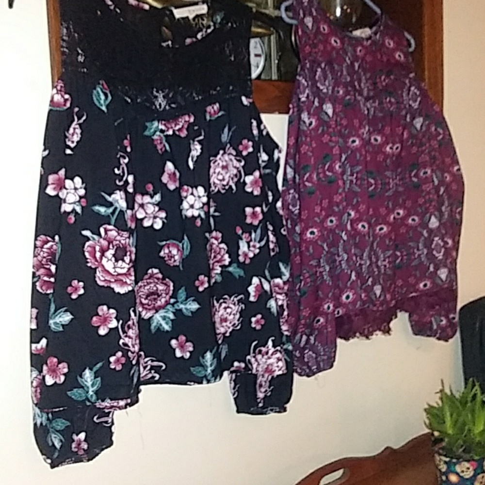 Two ladies Rewind blouses.. Size XL - Picture 2 of 8